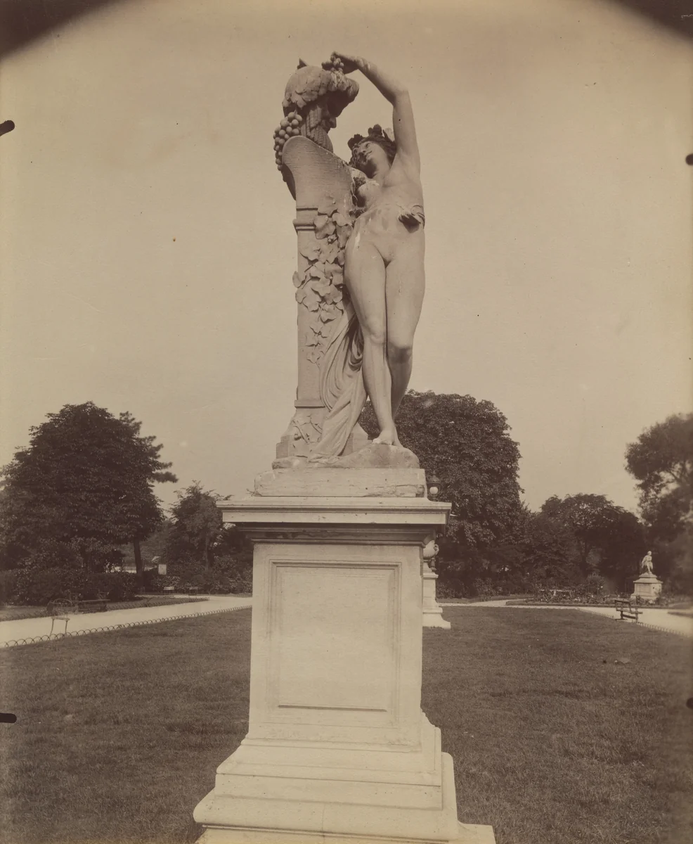 Tuileries (statue) by Eugène Atget, photograph, 1911