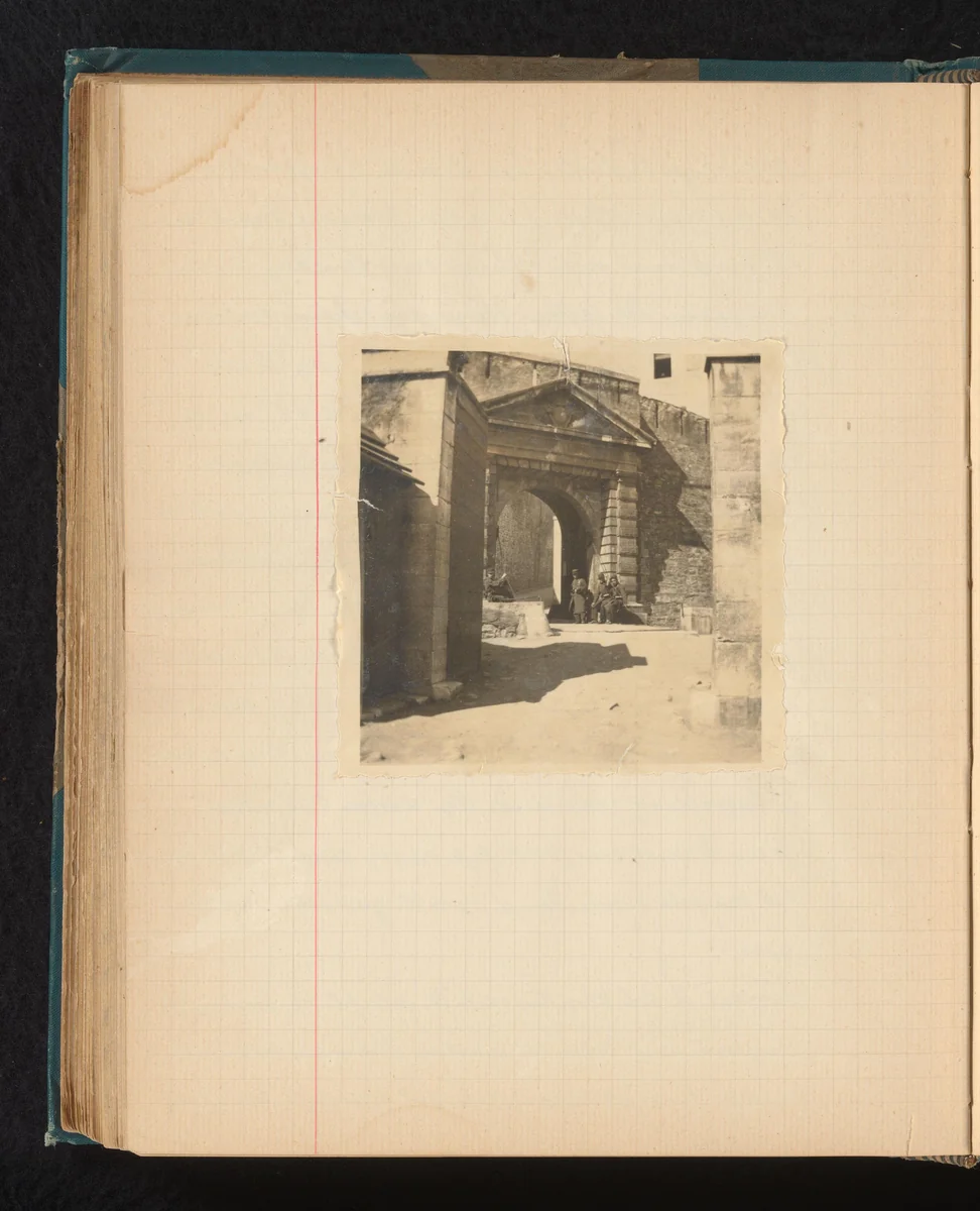 Oude poort met wachters eronder, mogelijk in Bastia, Corsica by Théodore van Lelyveld, book, 1902