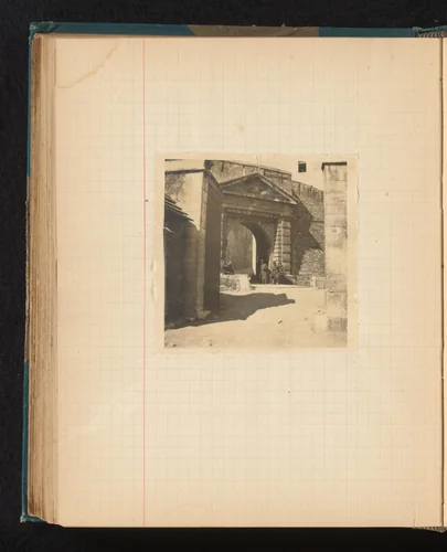 Oude poort met wachters eronder, mogelijk in Bastia, Corsica by Théodore van Lelyveld, book, 1902