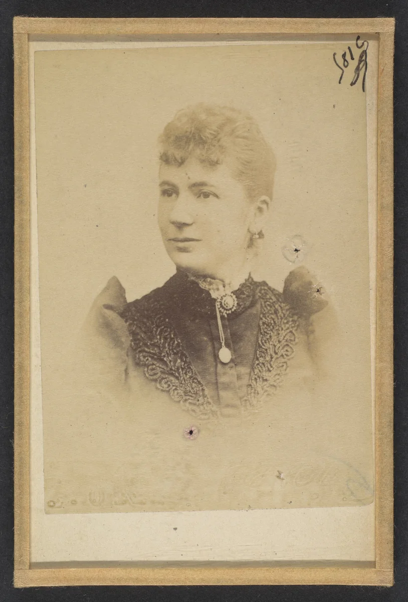 Pelgrom. Elise (femme Schouppe). Deux photographies, dont une légendée: Reprod. faite 22/2/93. by Alphonse Bertillon, photograph, 1893