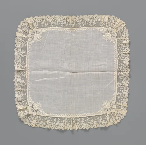Zakdoek van batist met borduurwerk en rondom afgewerkt met een rand kloskant by anonymous, textile, 1875-1899
