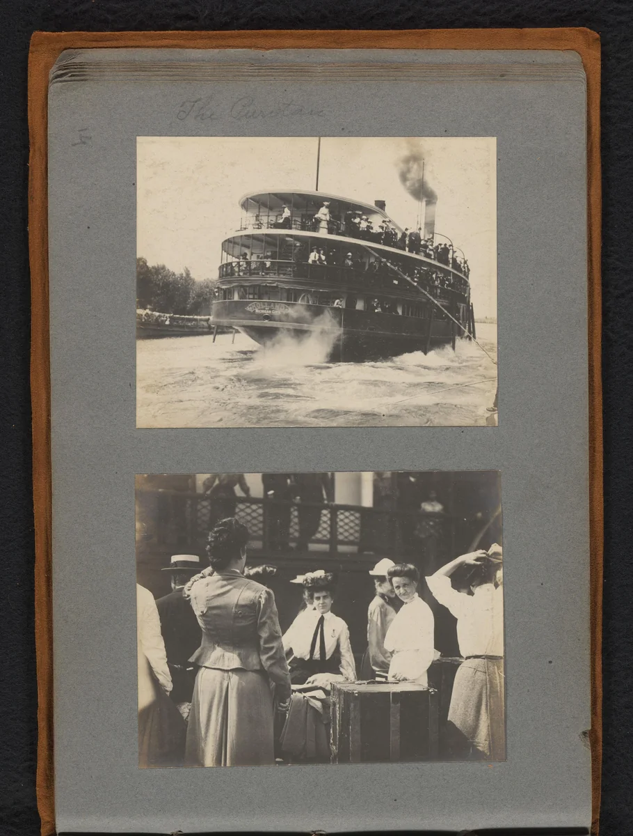 Stoomschip "The Puritan" te water en vrouwen met hutkoffers op een kade by Jan van der Mey, book, 1902