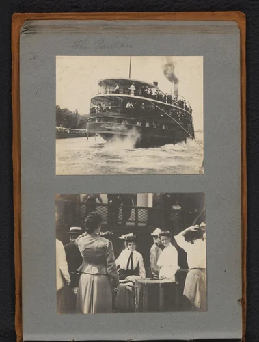 Stoomschip "The Puritan" te water en vrouwen met hutkoffers op een kade by Jan van der Mey, book, 1902