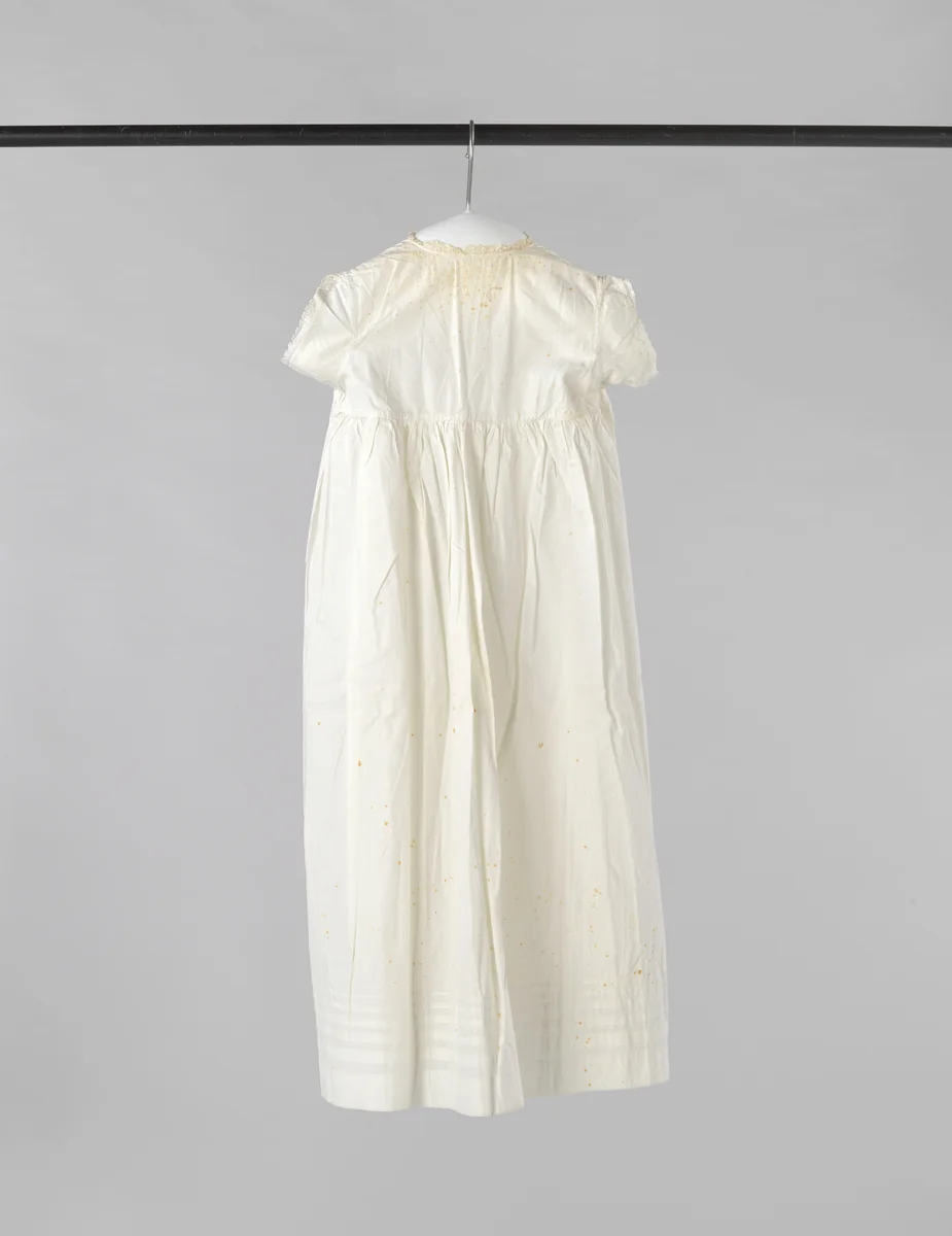 Katoenen onderjurk met een sluiting met drie parelmoeren knoopjes. by anonymous, other, 1852