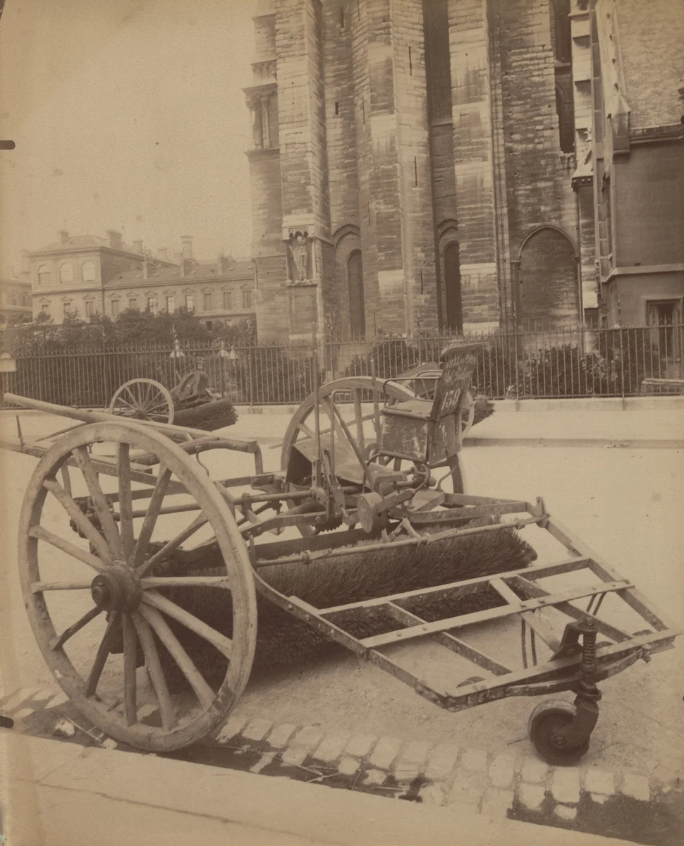 Balayeuse by Eugène Atget, photograph, 1921