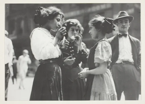 Lunchtime by Lewis Wickes Hine, photograph, 1915
