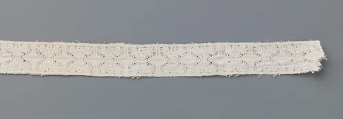 Strook kloskant met twee gestileerde gespiegelde bloemen tussen vertikale lijnen en ovalen by anonymous, book, 1600-1624