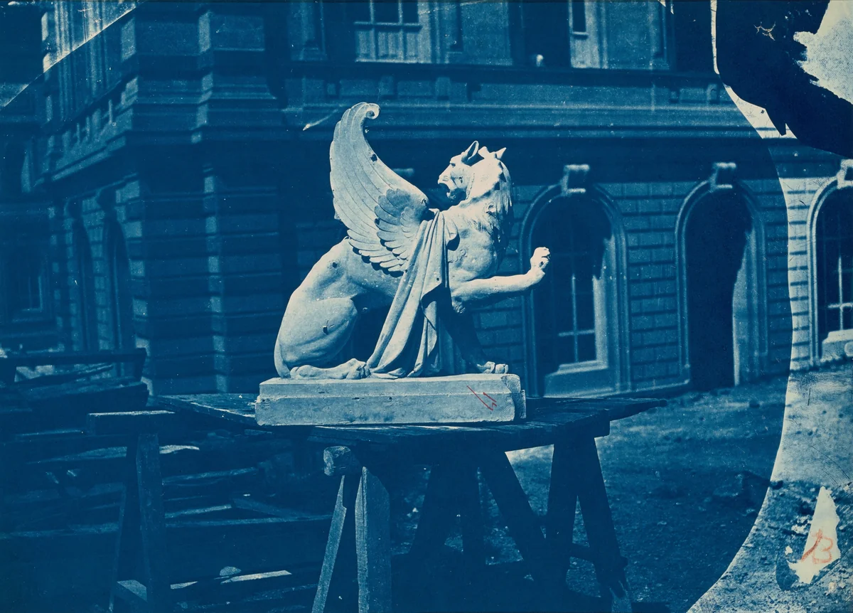 Sculpture de griffon sur un chantier à Marseille (Sculpture of a Griffin on a construction site in Marseille) by Adolphe Terris, photograph, 1866-1868