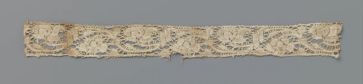 Strook kloskant met omhoog en omlaag krullende bloemtak aan doorlopende rank by anonymous, other, 1700