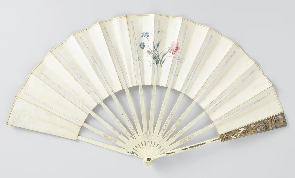 Vouwwaaier met blad van dun leer, in aquarel beschilderd met een klassieke huwelijksvoorstelling, montuur, ajour gesneden ivoor, versierd met 'métal en quatre couleurs by anonymous, other, 1780