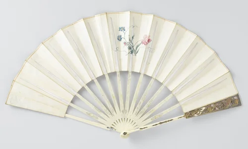 Vouwwaaier met blad van dun leer, in aquarel beschilderd met een klassieke huwelijksvoorstelling, montuur, ajour gesneden ivoor, versierd met 'métal en quatre couleurs by anonymous, other, 1780