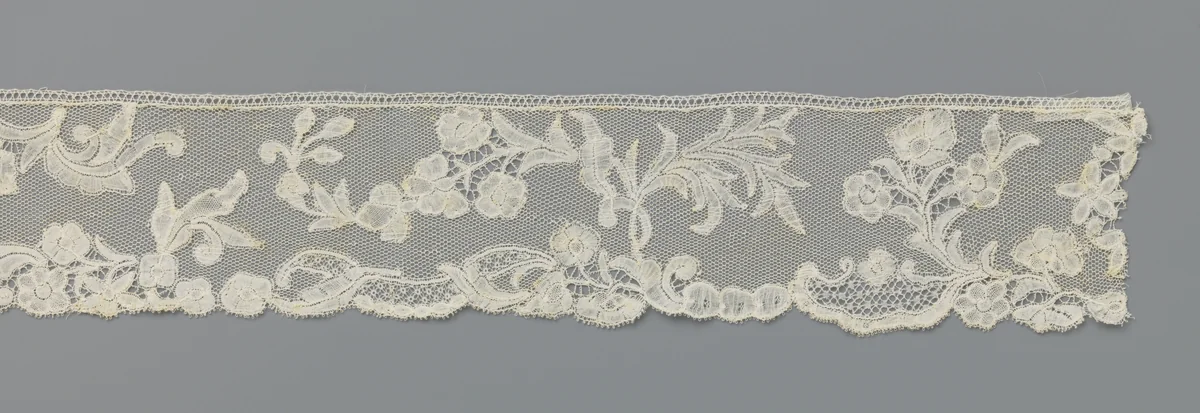 Strook kloskant met bloem- en bladmotieven boven een rand met bloempjes voluten en langwerpige cartouches by anonymous, other, 1750-1760