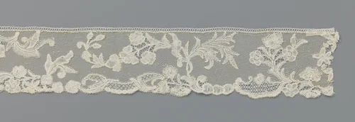 Strook kloskant met bloem- en bladmotieven boven een rand met bloempjes voluten en langwerpige cartouches by anonymous, other, 1750-1760