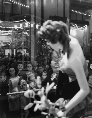 Store Window at Printemps, Paris (Vitrine magasin du Printemps, Paris) by Sabine Weiss, photograph, 1951