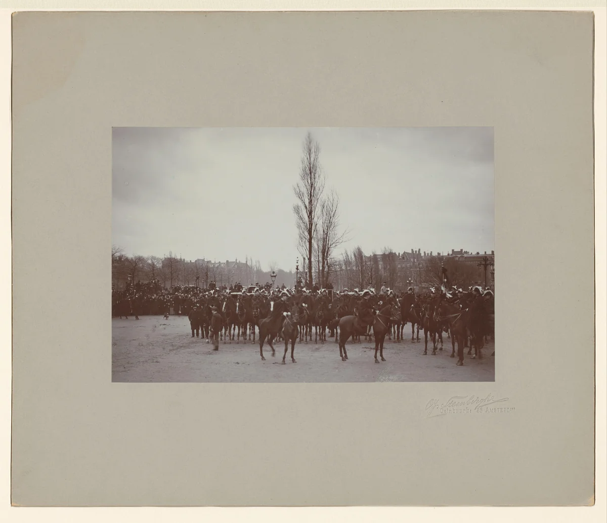 Ere-escorte van Amsterdamse burgers bij de inhuldiging van koningin Wilhelmina by Albert Greiner, photograph, 1898