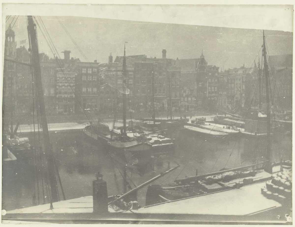 Schepen aan het Damrak te Amsterdam by George Hendrik Breitner, photograph, 1886-1910