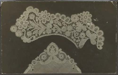 Foto van een zakdoekenhoek van kant en een fragment (kraag?) met bloem- en bladmotieven by anonymous, photograph, 1900-1924