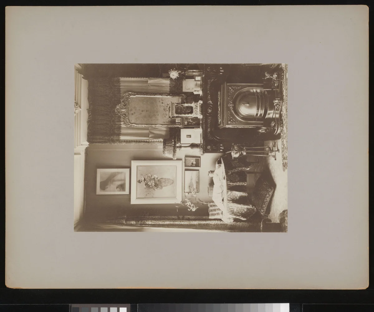 Interieur van Stadhouderskade 56, het woonhuis van Andries Bonger in Amsterdam, met schilderijen van Odilon Redon aan de muur by Willem Jan Gerrit van Meurs, photograph, 1904