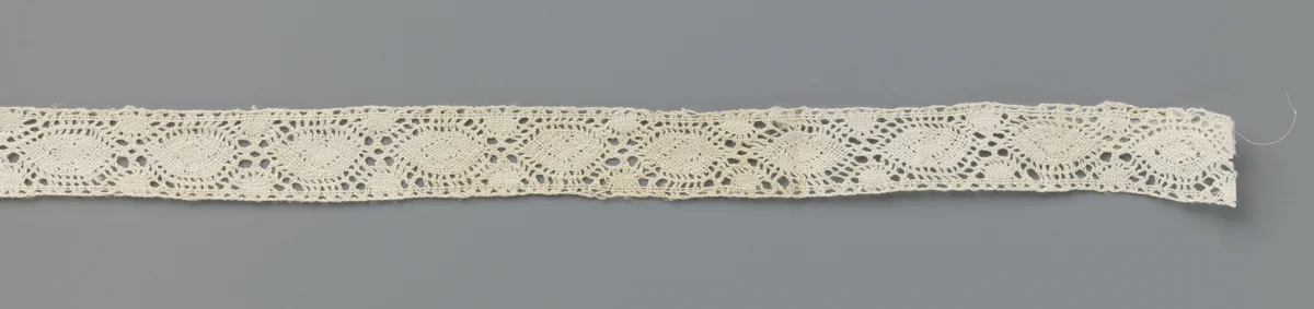 Tussenzetsel van kloskant met een middenlijn van spitsovalen by anonymous, book, 1600-1624