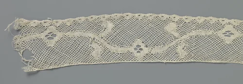 Strook kloskant met ruitvormige rozetbloemen aan golvende rank by anonymous, other, 1850-1899