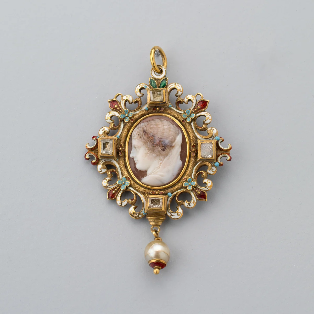 Two-Sided Pendant with Cameo showing Juno and Minerva by European, metalwork, 1801-1900