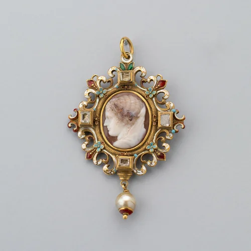 Two-Sided Pendant with Cameo showing Juno and Minerva by European, metalwork, 1801-1900