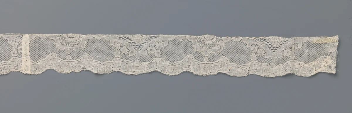 Strook kloskant met halve ruitvormige en gelobde cirkelvormige medaillons by anonymous, other, 1730-1740