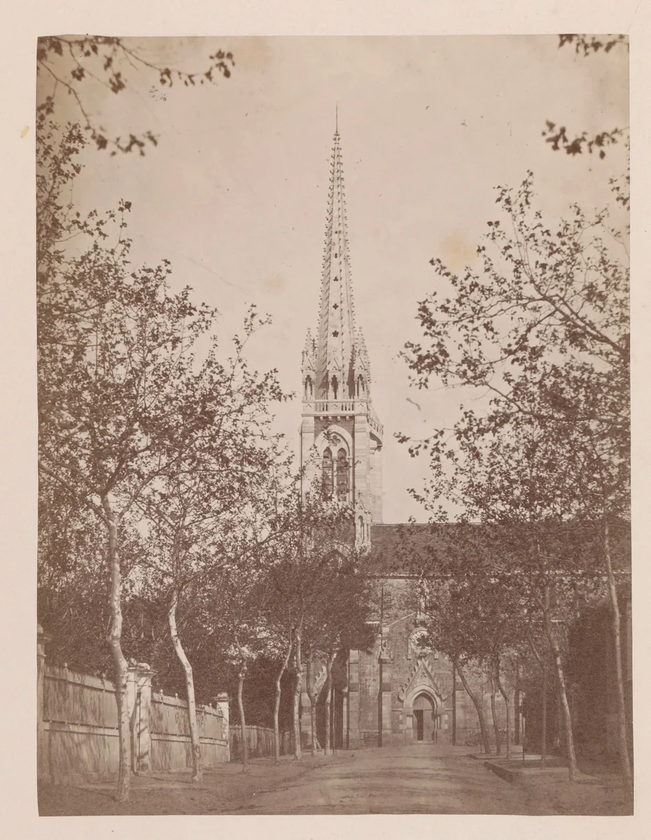 Exterieur van een kerk met gotische torenspits by anonymous, photograph, 1851-1900