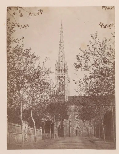 Exterieur van een kerk met gotische torenspits by anonymous, photograph, 1851-1900
