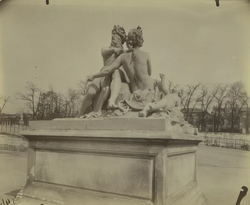 Tuileries - Le Rhone et / la Saone par coustou 1e / 1907 by Eugène Atget, photograph, 1907