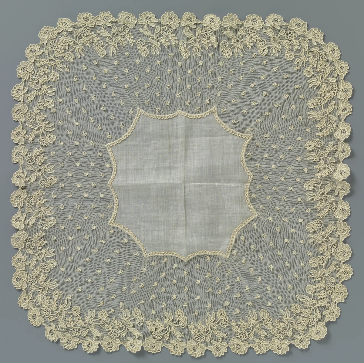 Zakdoek van naaldkant met hangende bloemtakjes by anonymous, textile, 1825-1835