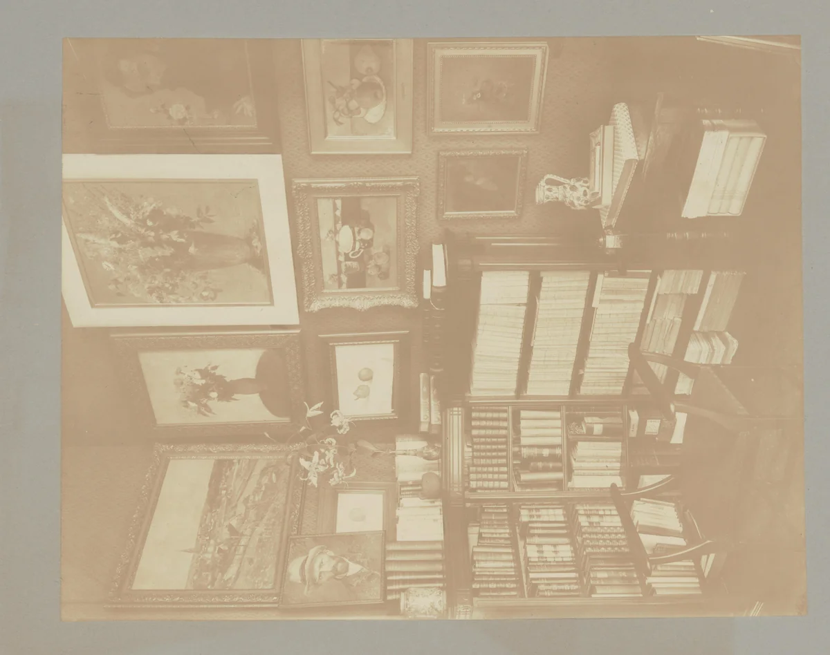 Interieur van Stadhouderskade 56, het woonhuis van Andries Bonger in Amsterdam, met schilderijen van Vincent van Gogh, Émile Bernard en Odilon Redon aan de muur by Willem Jan Gerrit van Meurs, photograph, 1904