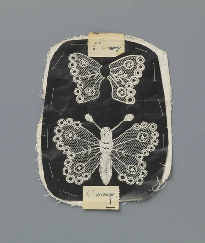 Gereedschap voor een naaldkantapplicatie in de vorm van een katoenen lap waarop een zwart blaadje is genaaid met witte traceerdraden in de vorm van een vlinder by anonymous, textile, 1900-1914