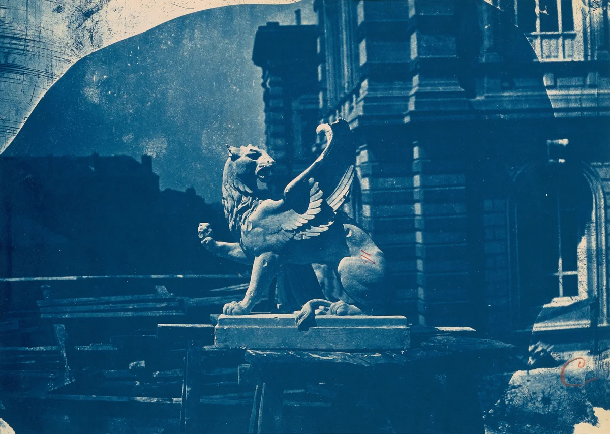 Sculpture de griffon sur un chantier à Marseille (Sculpture of a Griffin on a construction site in Marseille) by Adolphe Terris, photograph, 1866-1868