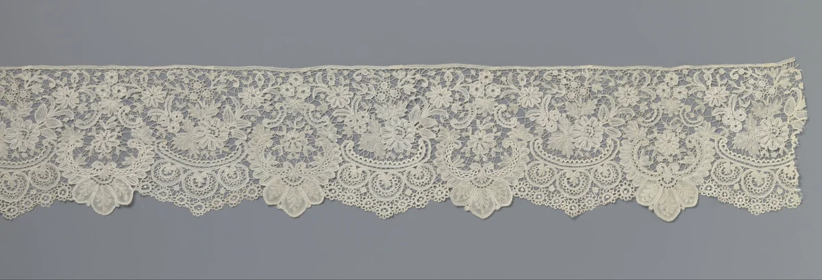 Strook kloskant met twee composities van c-voluten en madeliefjes by anonymous, other, 1860