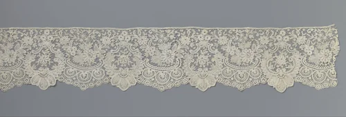 Strook kloskant met twee composities van c-voluten en madeliefjes by anonymous, other, 1860