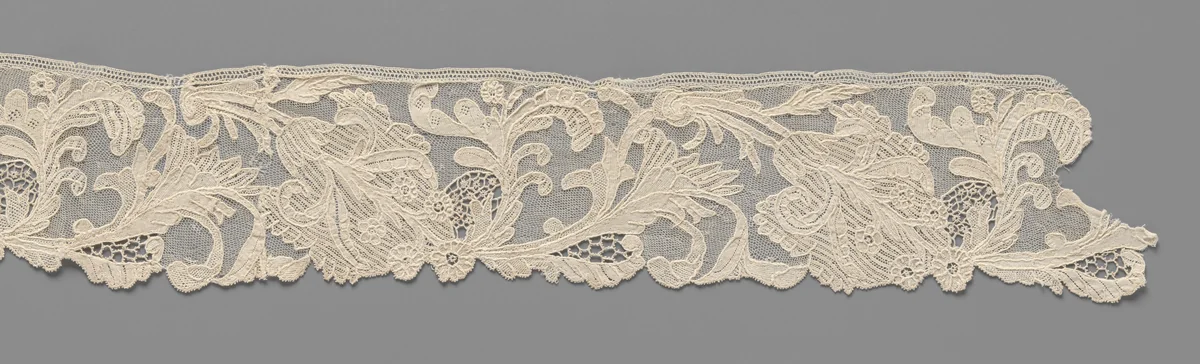 Strook naaldkant met iris aan s-vormige stengel met knoop by anonymous, other, 1890-1910