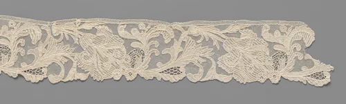 Strook naaldkant met iris aan s-vormige stengel met knoop by anonymous, other, 1890-1910
