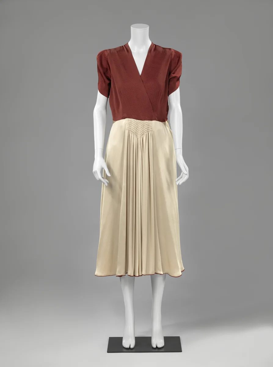 Japon met lijf van wijnrode geribde satijn en klokrok van beige satijn, deel van ensemble by mevrouw Stapelveld, other, 1948