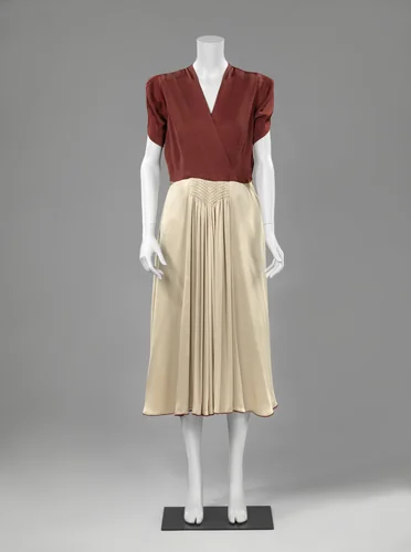 Japon met lijf van wijnrode geribde satijn en klokrok van beige satijn, deel van ensemble by mevrouw Stapelveld, other, 1948