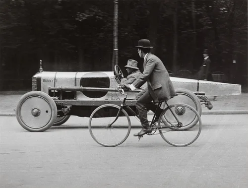 Une Singer de course, Avenue des Acacias by Jacques-Henri Lartigue, photograph, 1912