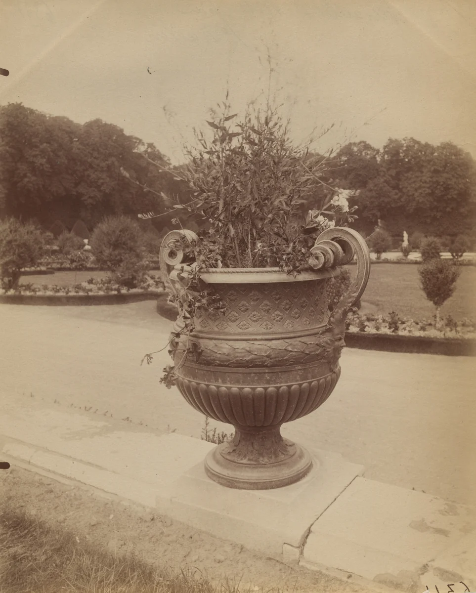 Versailles, vase par Ballin by Eugène Atget, photograph, 1902