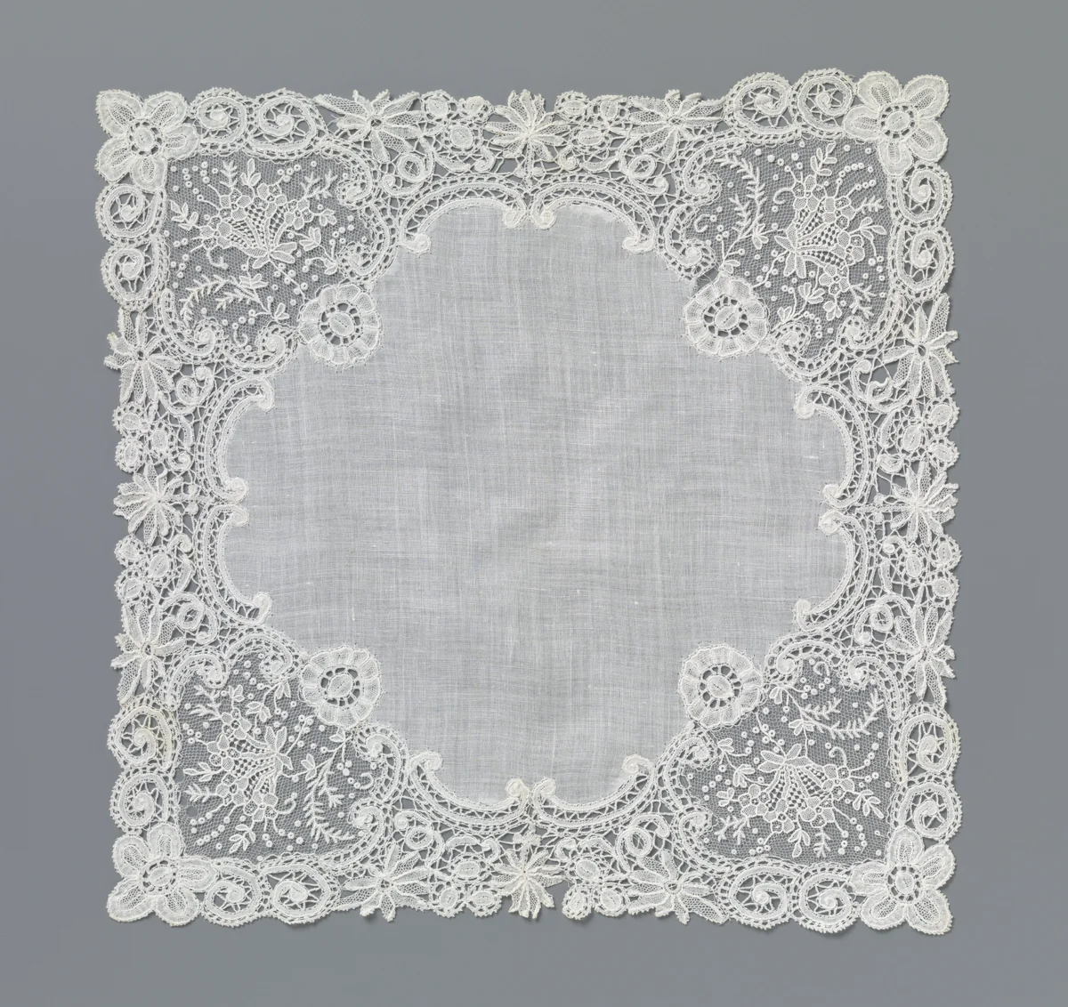 Zakdoek van batist met een rand van gemengde kant met hartvormige medaillons in de hoeken by anonymous, textile, 1850-1899