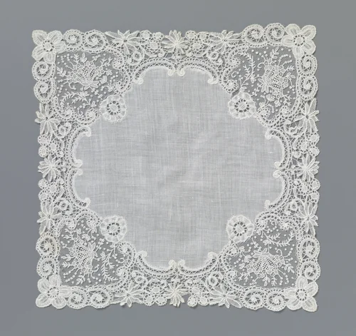Zakdoek van batist met een rand van gemengde kant met hartvormige medaillons in de hoeken by anonymous, textile, 1850-1899