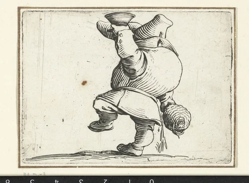 Kleine mens (karikatuur) met fles en glas, drank morsend by Jacques Callot, print, 1621-1625