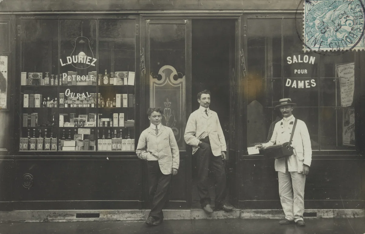 Salon pour dames, L. Duriez, 35, rue des Petits Champs, Plaque Guilleminot by Unidentified Photographer, photograph, 1905