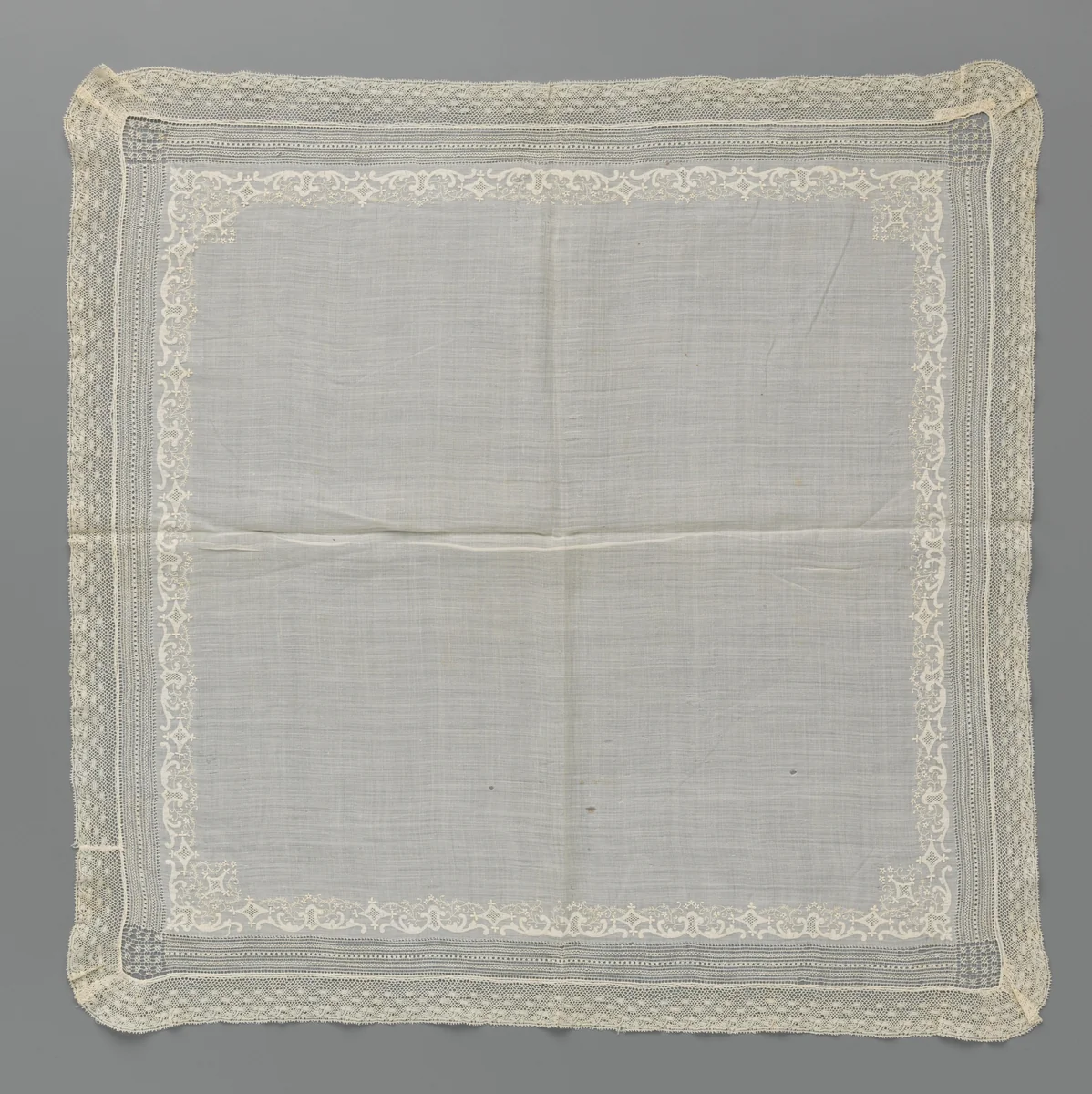 Zakdoek van batist met een sierband met c-voluten en ruitvormen van borduurwerk en een strook machinale kant met sneeuwvlokken by anonymous, textile, 1860