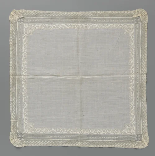 Zakdoek van batist met een sierband met c-voluten en ruitvormen van borduurwerk en een strook machinale kant met sneeuwvlokken by anonymous, textile, 1860