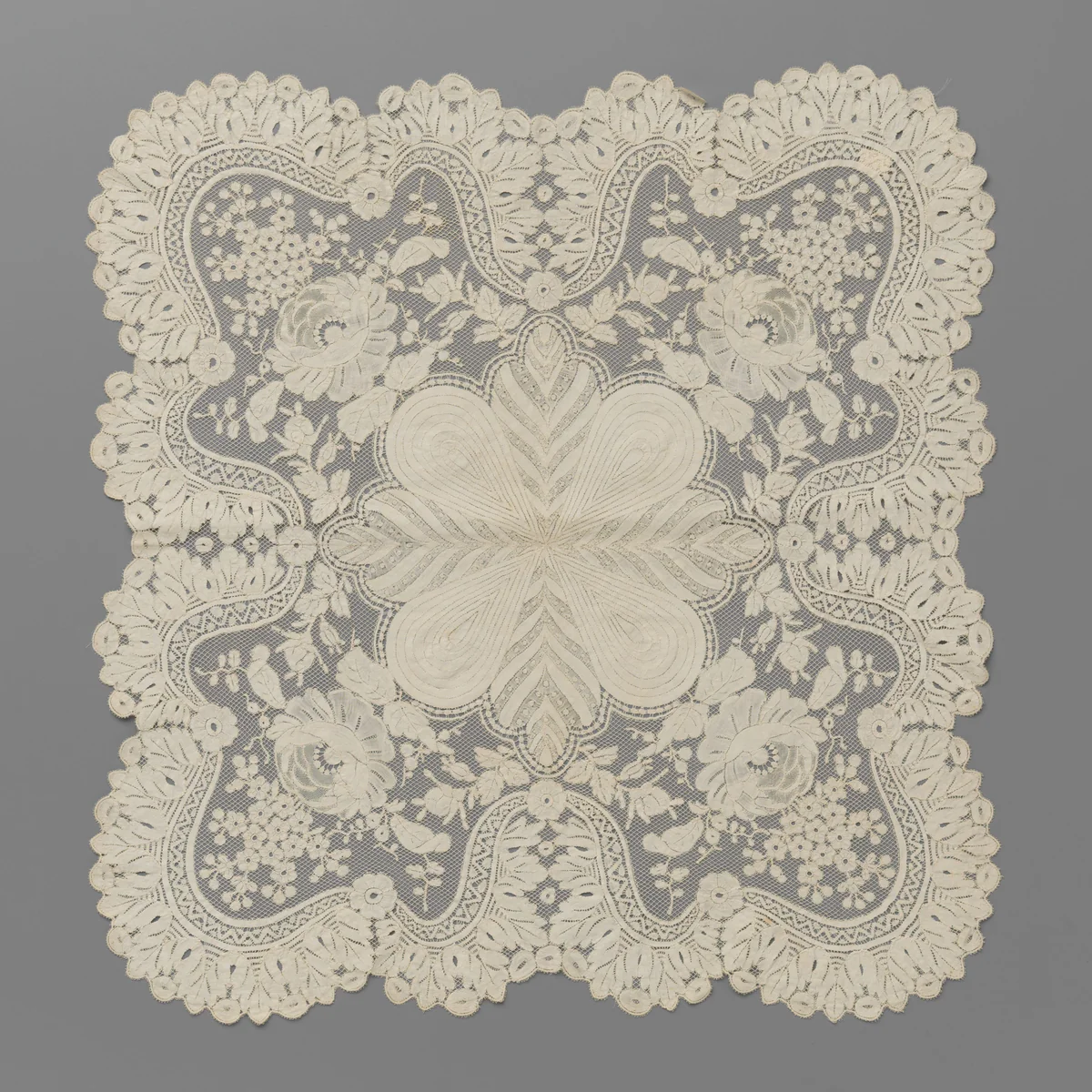 Zakdoek van kloskant druppelvormen in het centrum en rozen in de hoeken by Congregatie van de Zusters van Onze-Lieve-Vrouw-Visitatie, textile, 1852-1867