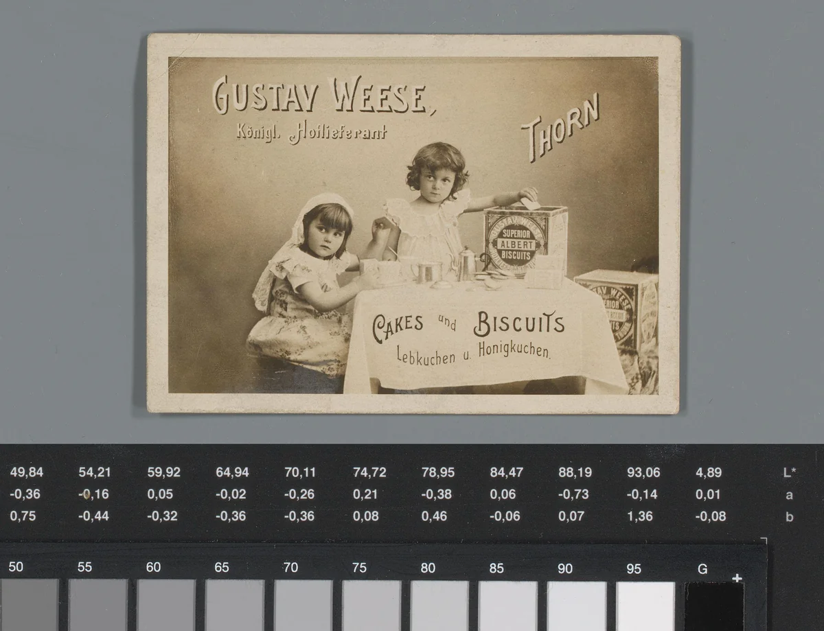 Reclame voor koekjes van Gustav Weese te Thorn met twee kinderen met hand in een koektrommel by anonymous, photograph, 1865-1900